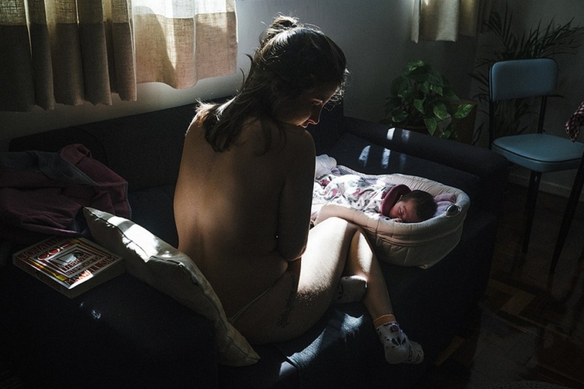 Brazilian photographer showed his girlfriend's home birth