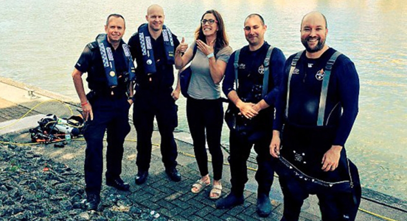Bristol police prevented the wedding from breaking down by taking out a lost engagement ring from the bottom of the bay