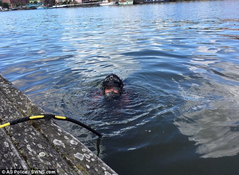 Bristol police prevented the wedding from breaking down by taking out a lost engagement ring from the bottom of the bay