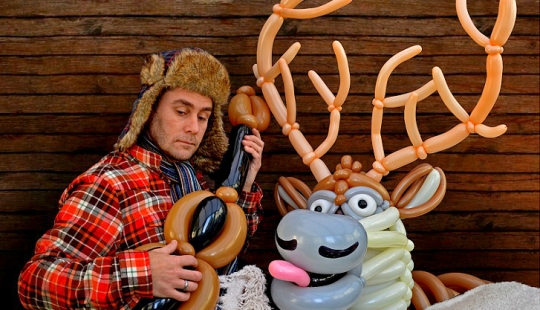 Briton recreates movie scenes with balloons Briton recreates movie scenes with balloons