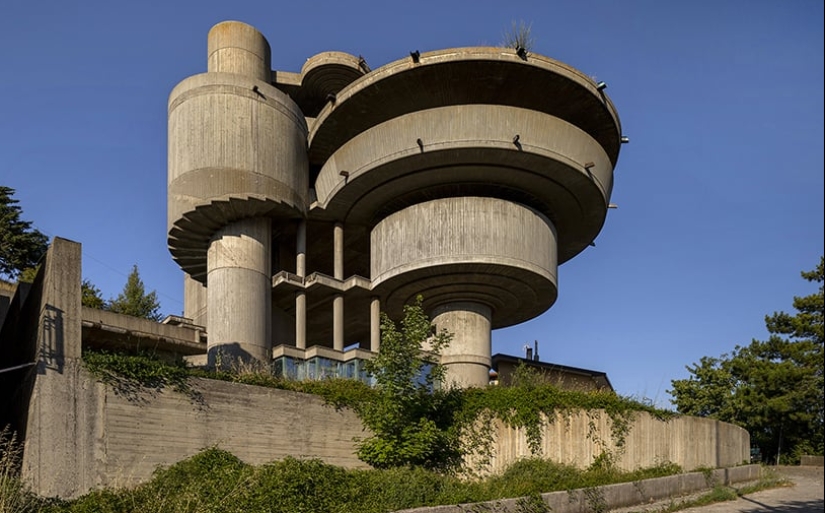 BRUTALISMO DE NÁPOLES A TRIESTE
