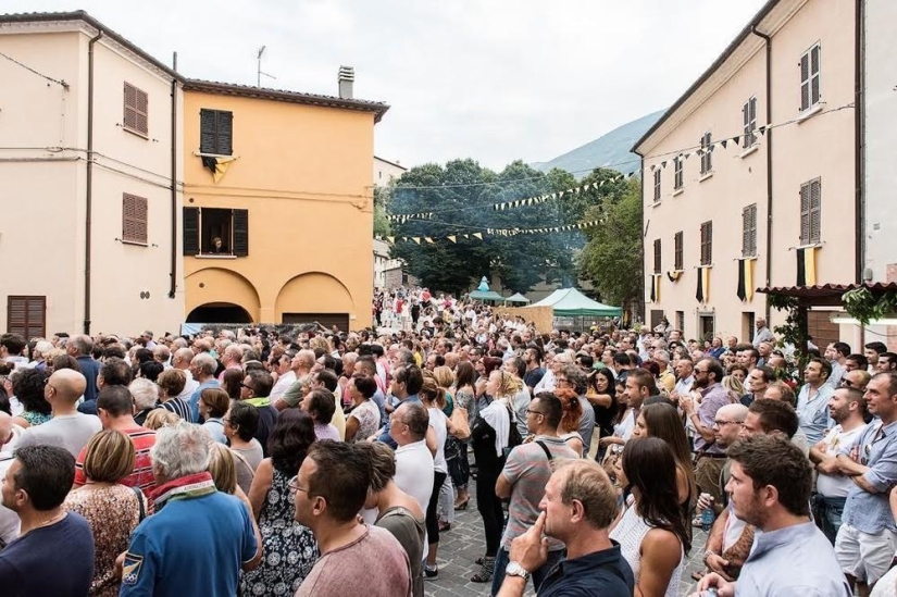 Bueno, eres tan aterrador: el festival anual de personas feas se celebró en Italia Bueno, eres tan aterrador: el festival anual de personas feas se celebró en Italia