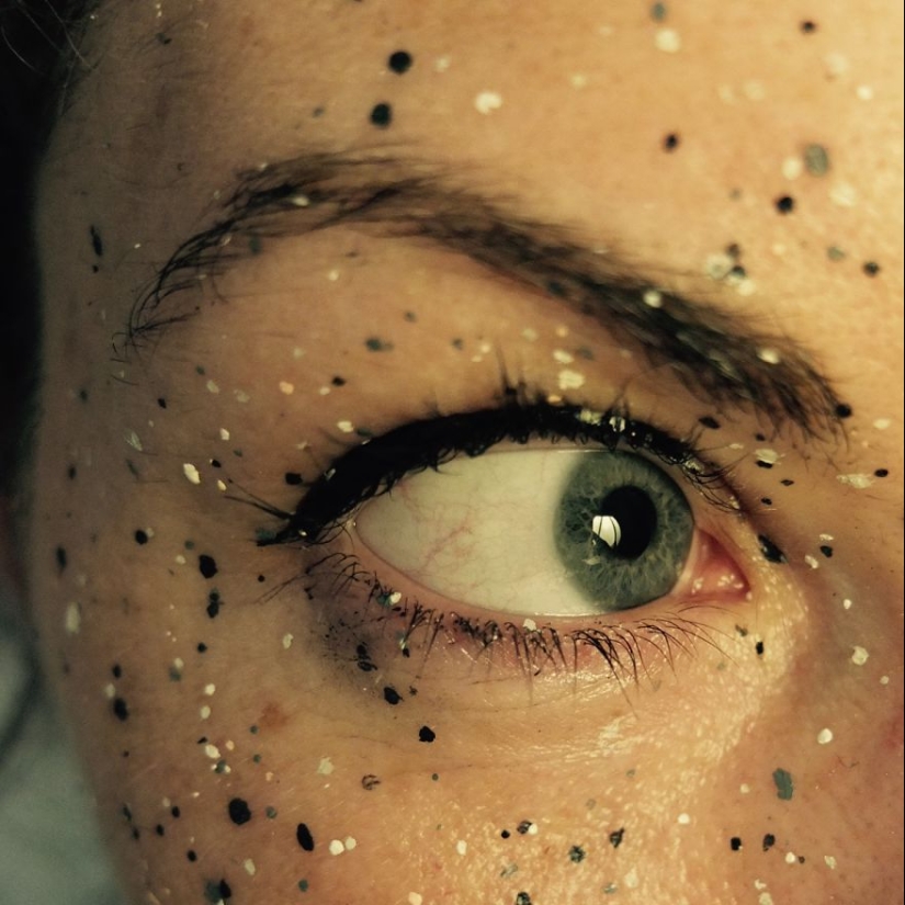 Cada vez que hago arte, también me transformo a mí mismo en una obra de arte. Cada vez que hago arte, también me transformo a mí mismo en una obra de arte.