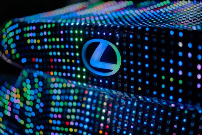 Camaleonmóvil. El nuevo modelo de Lexus estaba cubierto de LED