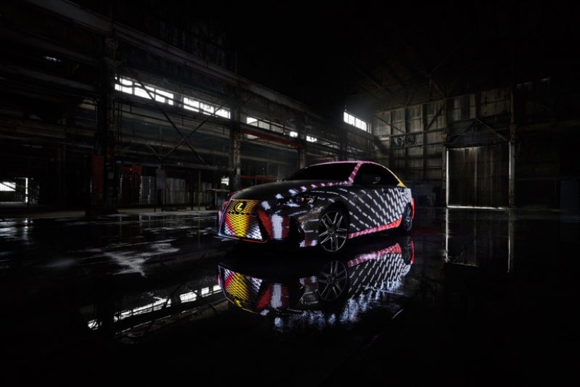 Camaleonmóvil. El nuevo modelo de Lexus estaba cubierto de LED