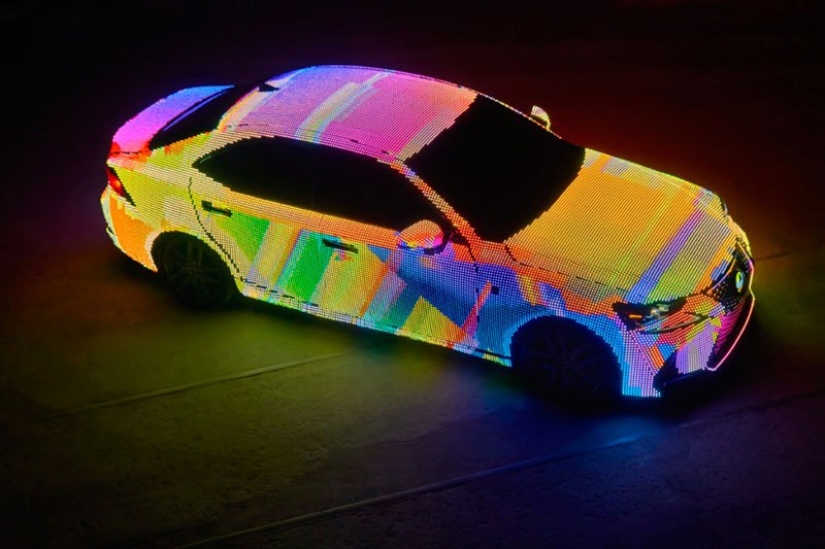 Camaleonmóvil. El nuevo modelo de Lexus estaba cubierto de LED