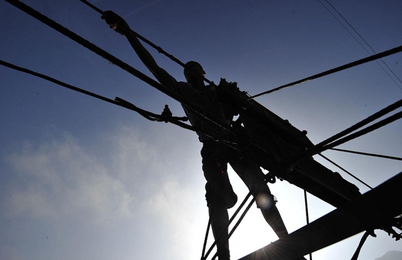 Camino peligroso al pueblo de montaña