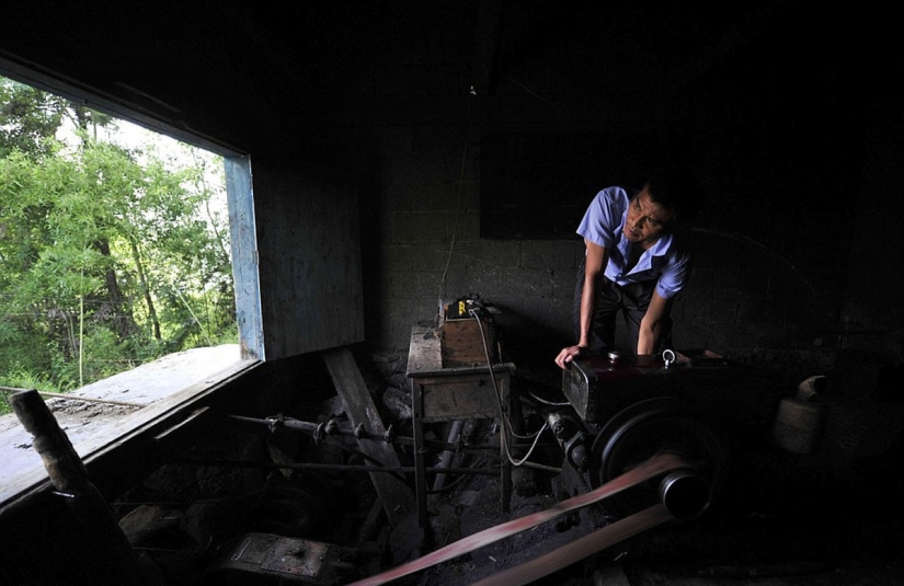 Camino peligroso al pueblo de montaña
