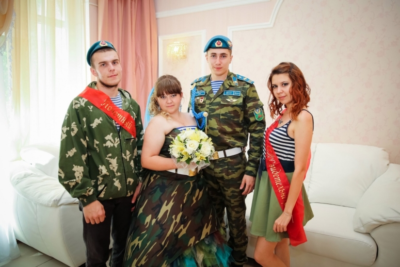 Camouflage dress, berets and vests: a wedding in the style of the Airborne Forces took place in Omsk