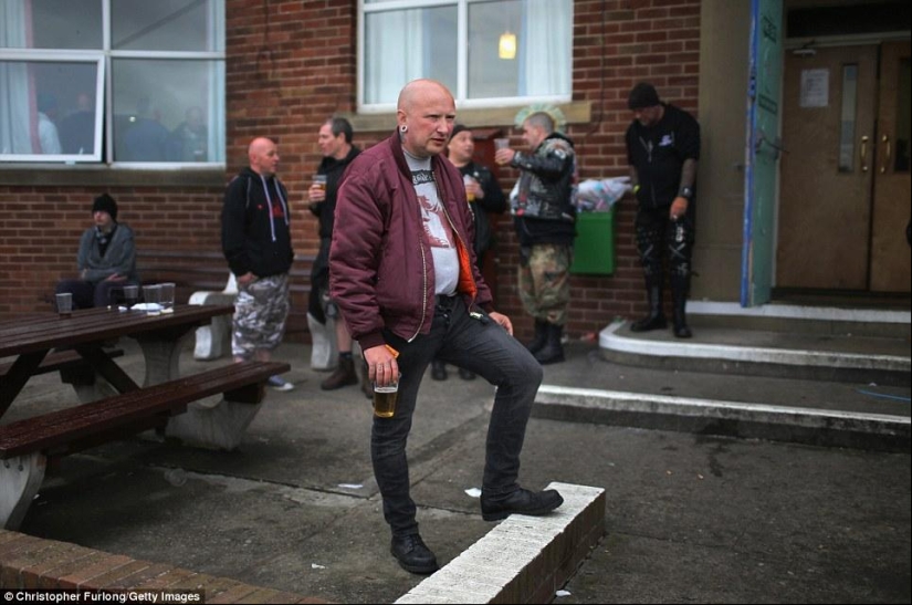 Canas en la barba, demonio en una costilla: cómo se juntan los punks ancianos británicos Canas en la barba, demonio en una costilla: cómo se juntan los punks ancianos británicos