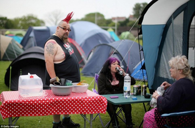 Canas en la barba, demonio en una costilla: cómo se juntan los punks ancianos británicos Canas en la barba, demonio en una costilla: cómo se juntan los punks ancianos británicos