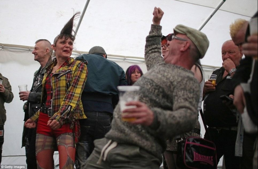 Canas en la barba, demonio en una costilla: cómo se juntan los punks ancianos británicos Canas en la barba, demonio en una costilla: cómo se juntan los punks ancianos británicos