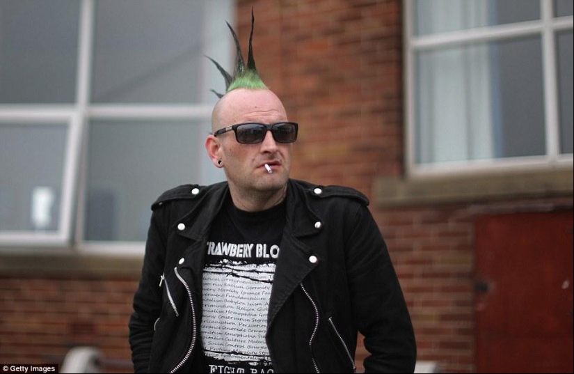 Canas en la barba, demonio en una costilla: cómo se juntan los punks ancianos británicos Canas en la barba, demonio en una costilla: cómo se juntan los punks ancianos británicos