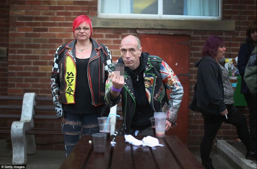 Canas en la barba, demonio en una costilla: cómo se juntan los punks ancianos británicos Canas en la barba, demonio en una costilla: cómo se juntan los punks ancianos británicos