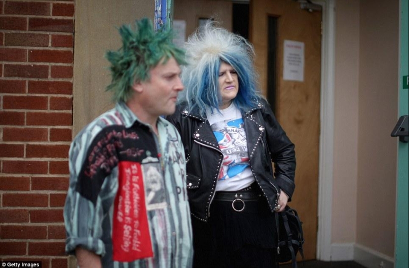 Canas en la barba, demonio en una costilla: cómo se juntan los punks ancianos británicos Canas en la barba, demonio en una costilla: cómo se juntan los punks ancianos británicos