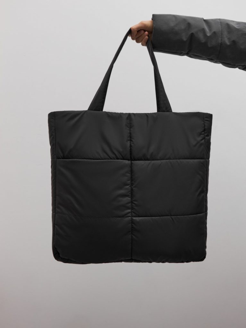 ¿Cansado? Entonces definitivamente necesitas una bolsa de almohada como en los desfiles de JW Anderson y Louis Vuitton.