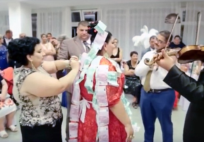 Caro-rico: boda gitana con un vestido por 175 mil dólares y una lluvia de dinero
