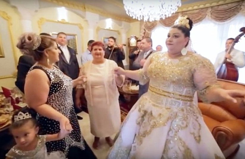 Caro-rico: boda gitana con un vestido por 175 mil dólares y una lluvia de dinero