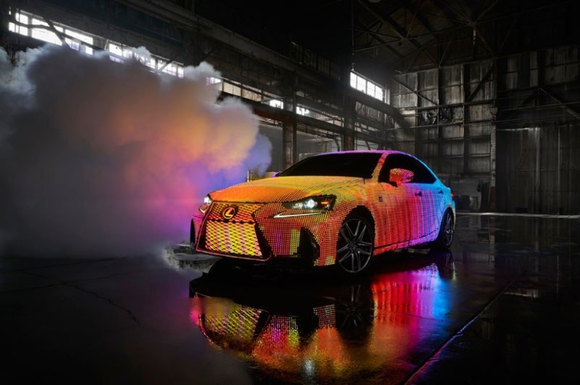 Chameleonmobile. The new Lexus model was covered with LEDs