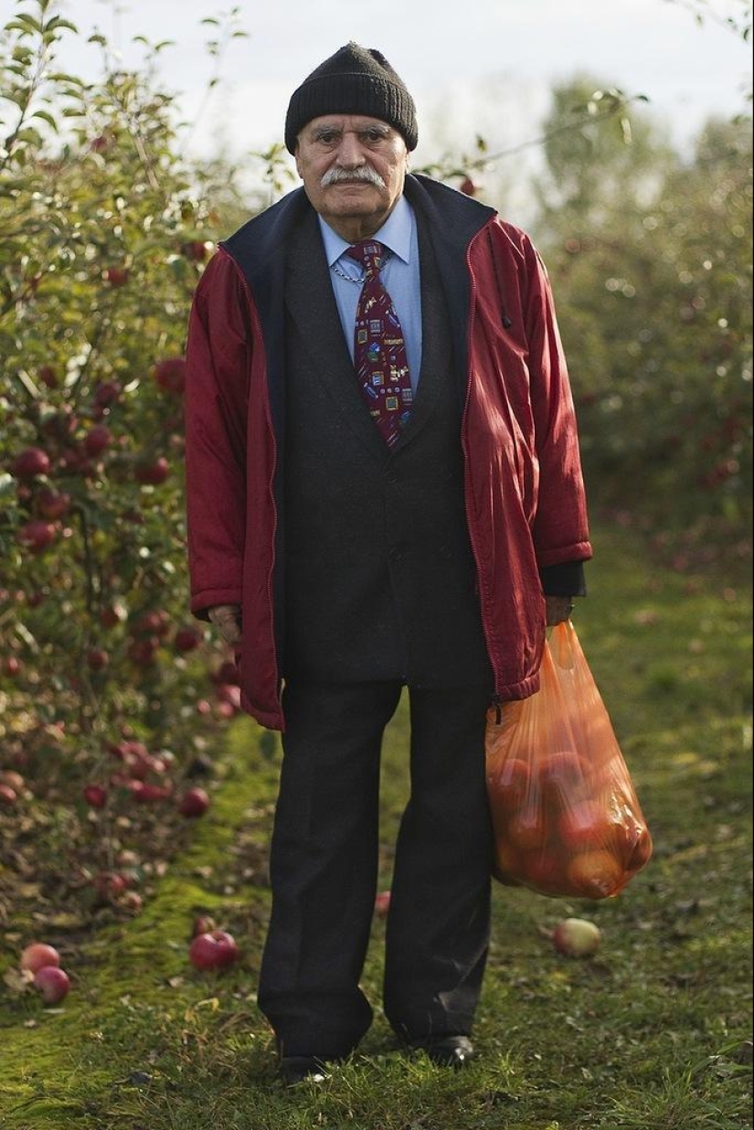 Charismatic old man Ali demonstrates a new bow every day
