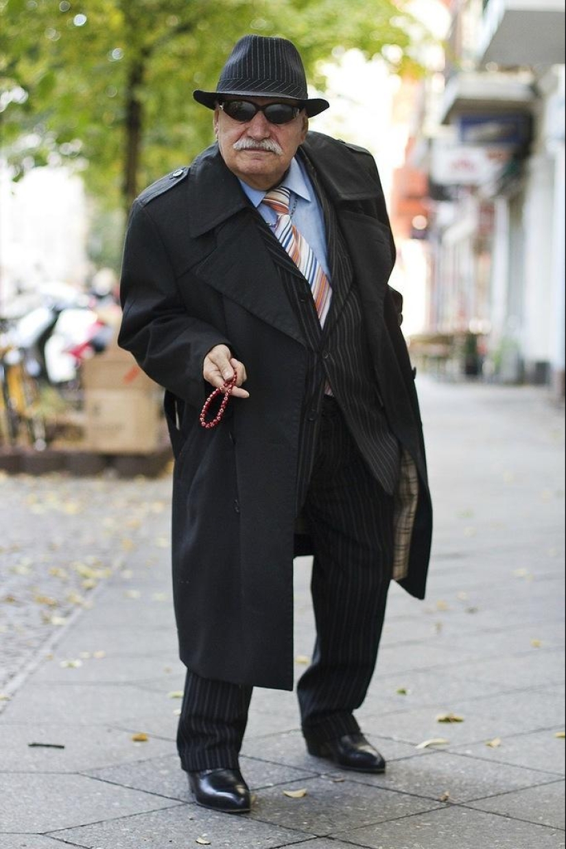 Charismatic old man Ali demonstrates a new bow every day