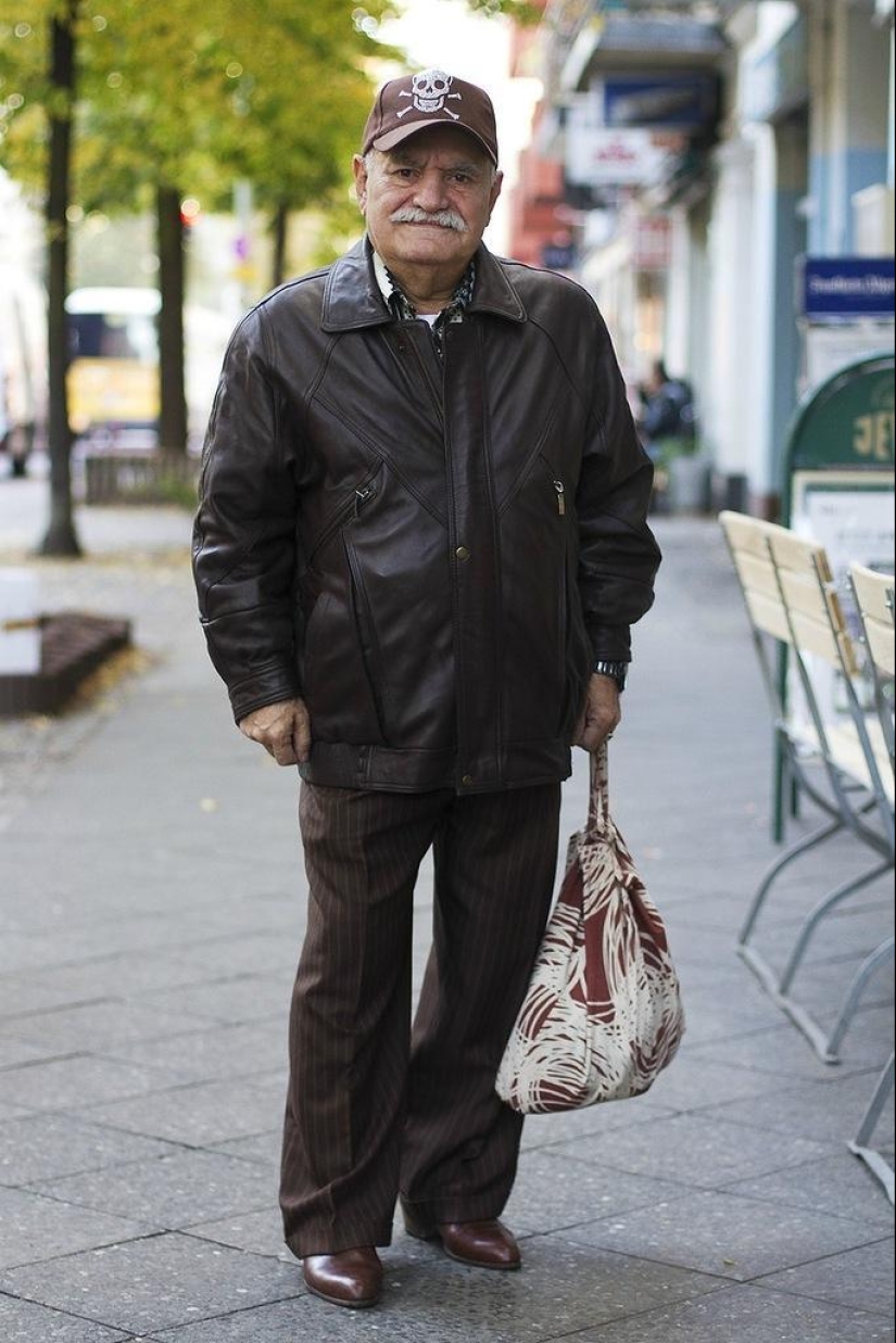 Charismatic old man Ali demonstrates a new bow every day