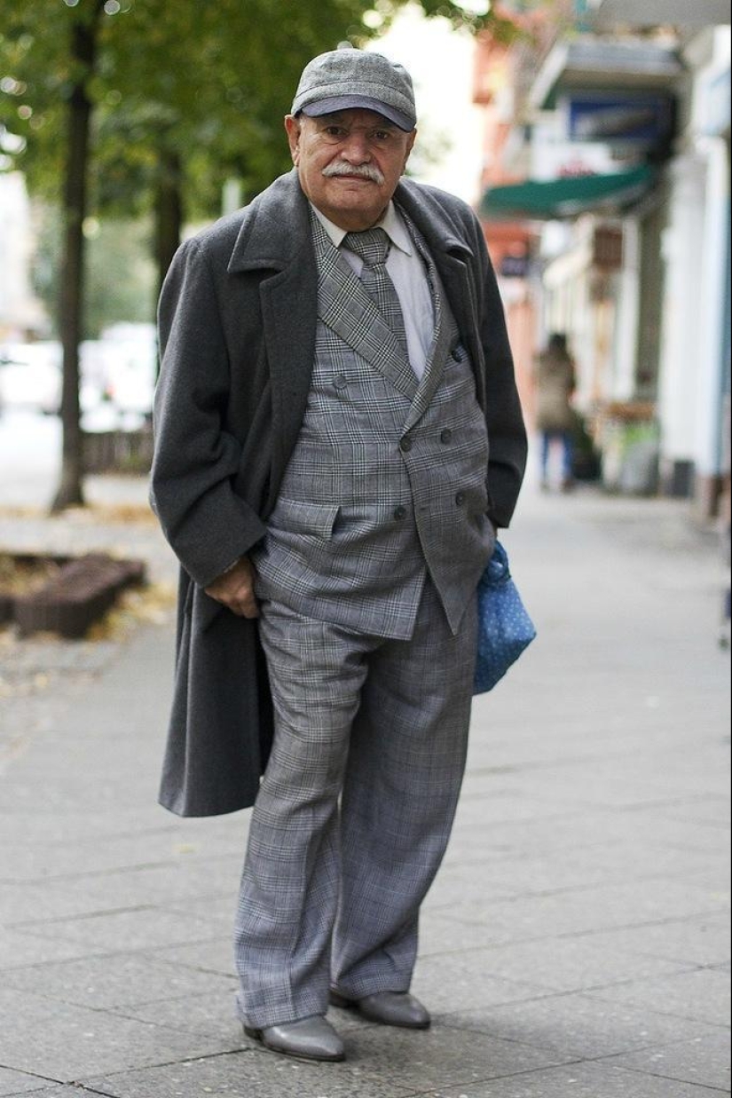 Charismatic old man Ali demonstrates a new bow every day