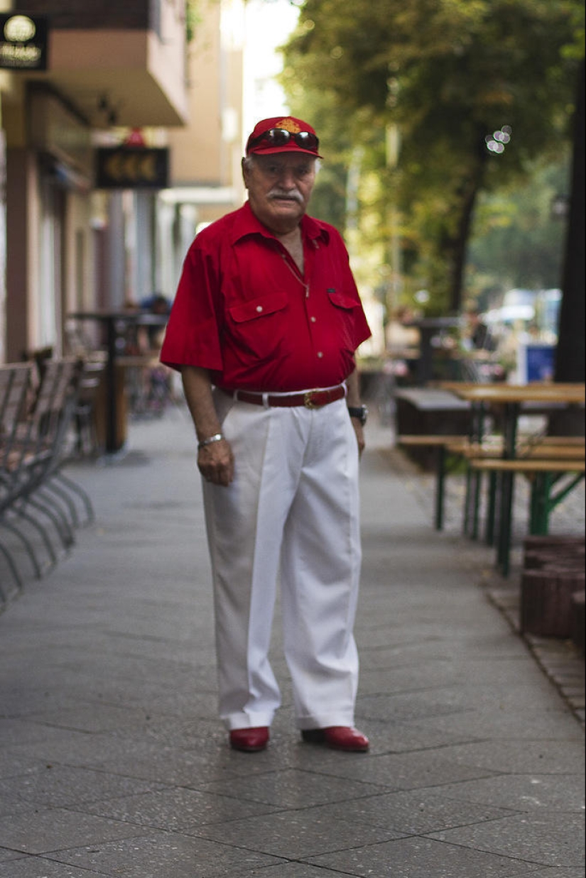 Charismatic old man Ali demonstrates a new bow every day