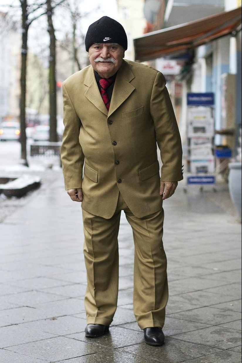 Charismatic old man Ali demonstrates a new bow every day