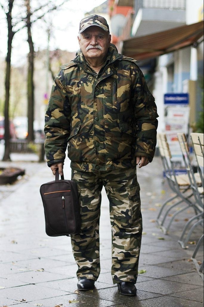 Charismatic old man Ali demonstrates a new bow every day