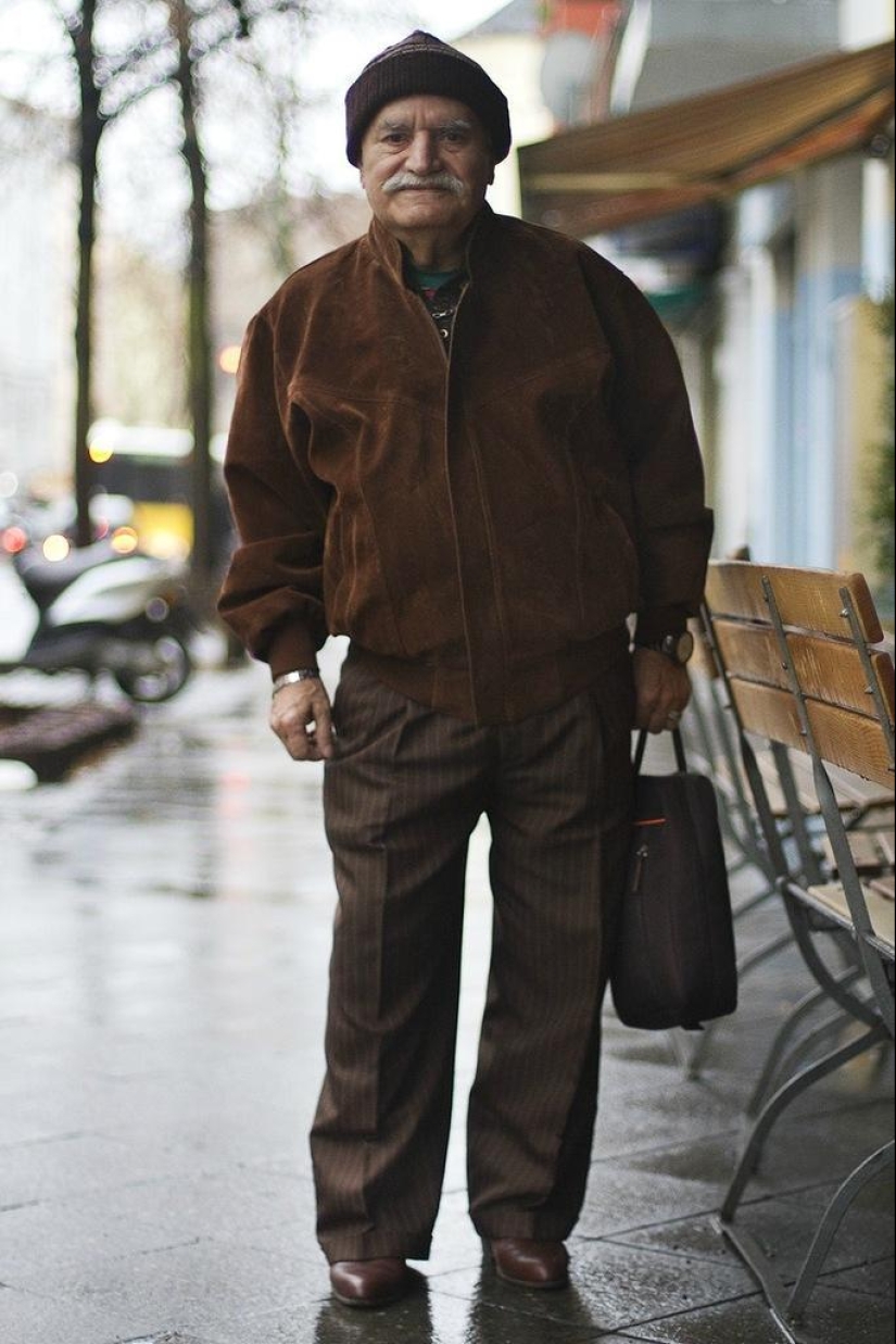 Charismatic old man Ali demonstrates a new bow every day