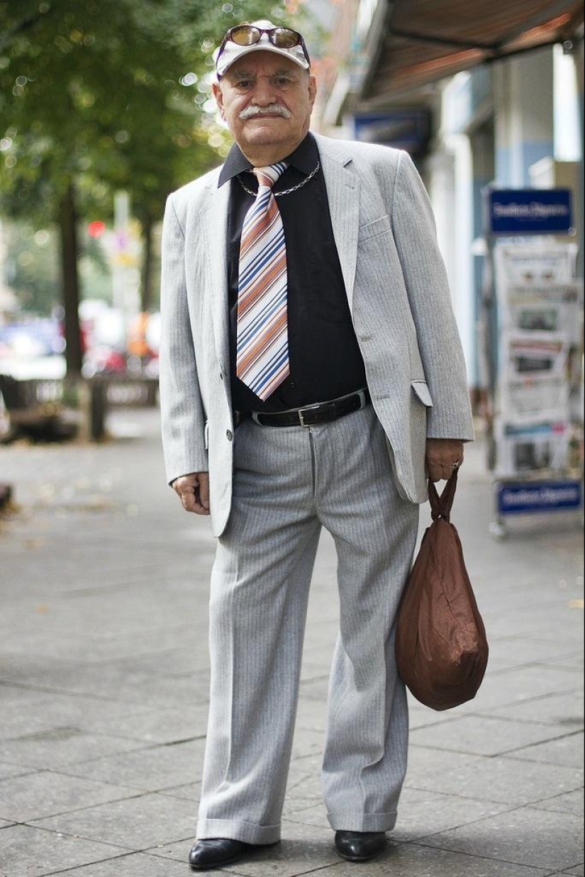 Charismatic old man Ali demonstrates a new bow every day