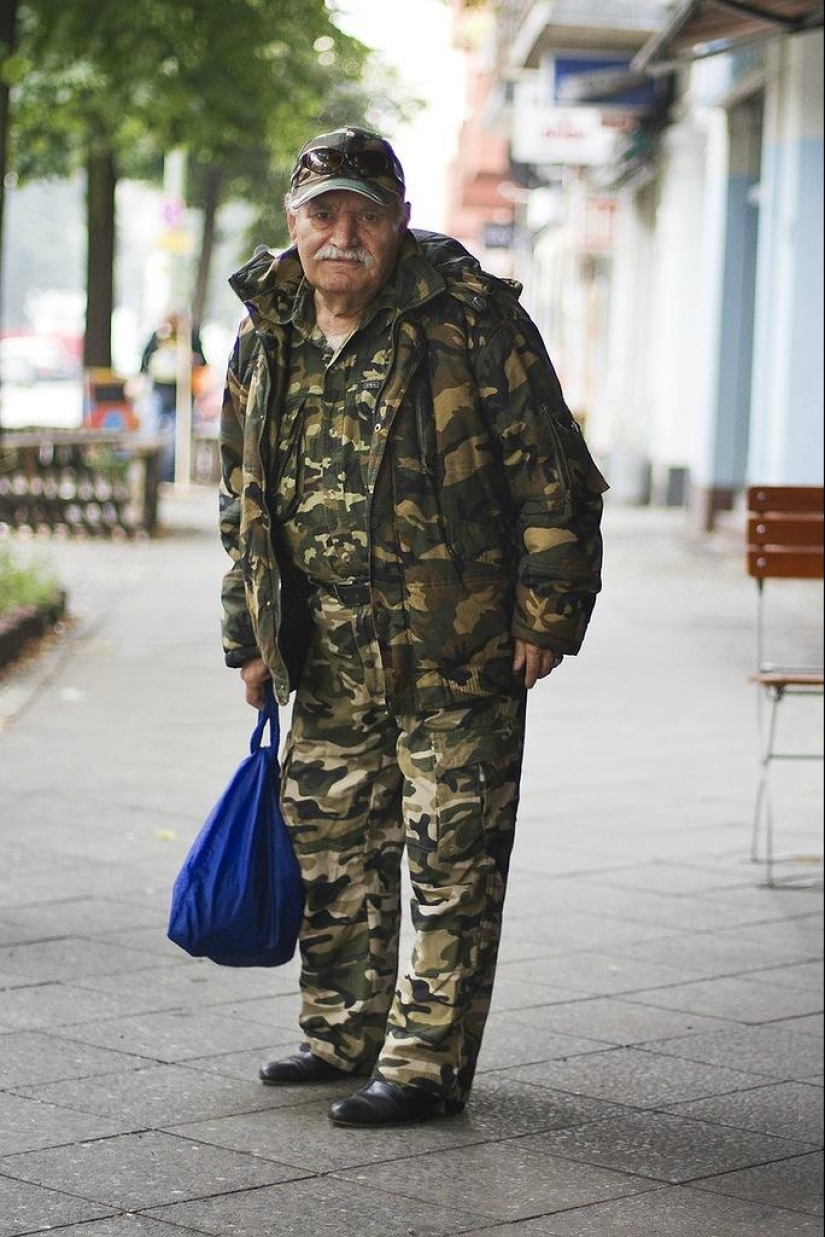 Charismatic old man Ali demonstrates a new bow every day
