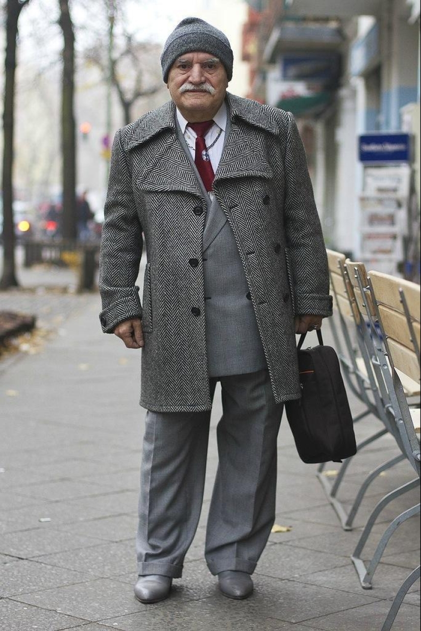 Charismatic old man Ali demonstrates a new bow every day
