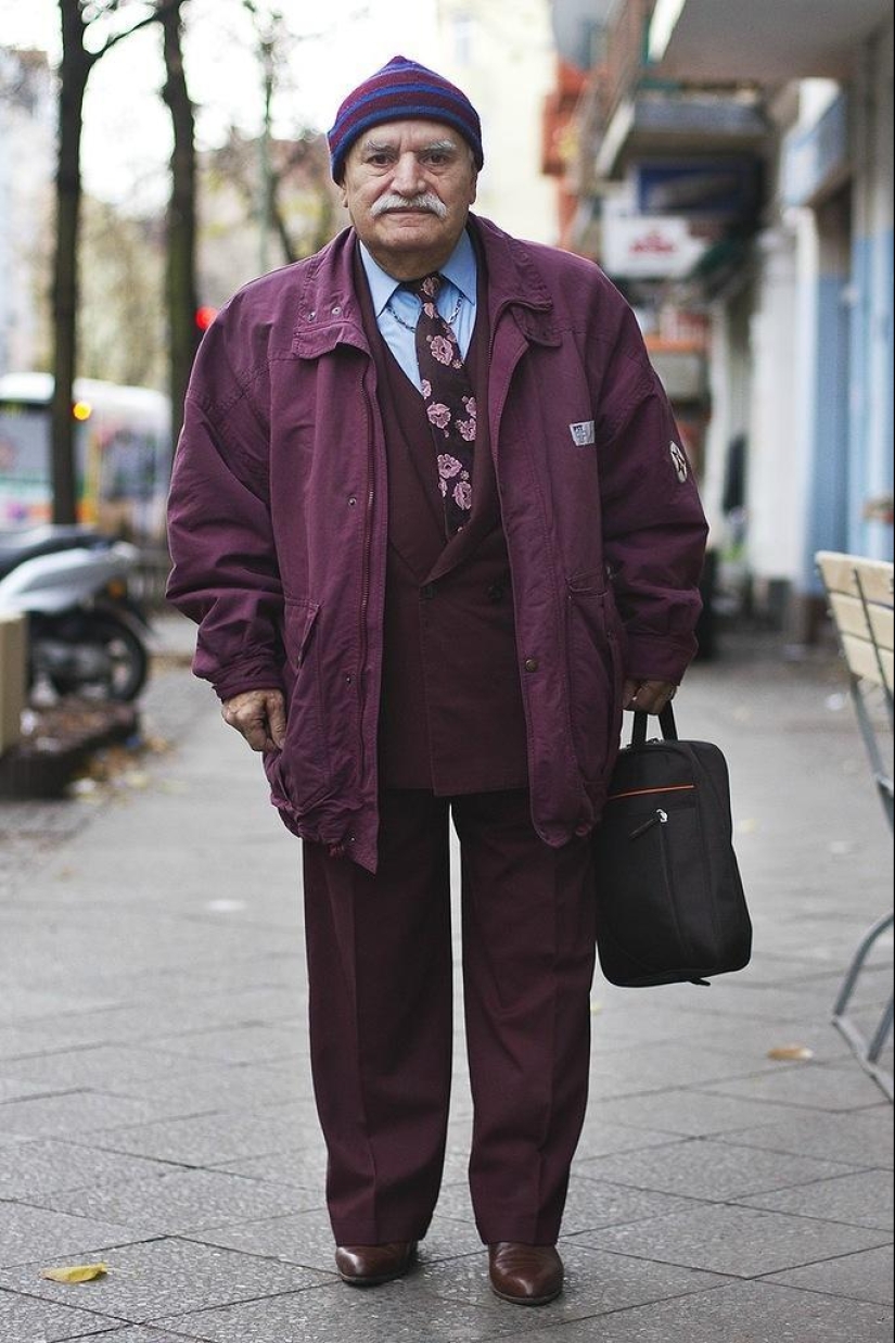 Charismatic old man Ali demonstrates a new bow every day
