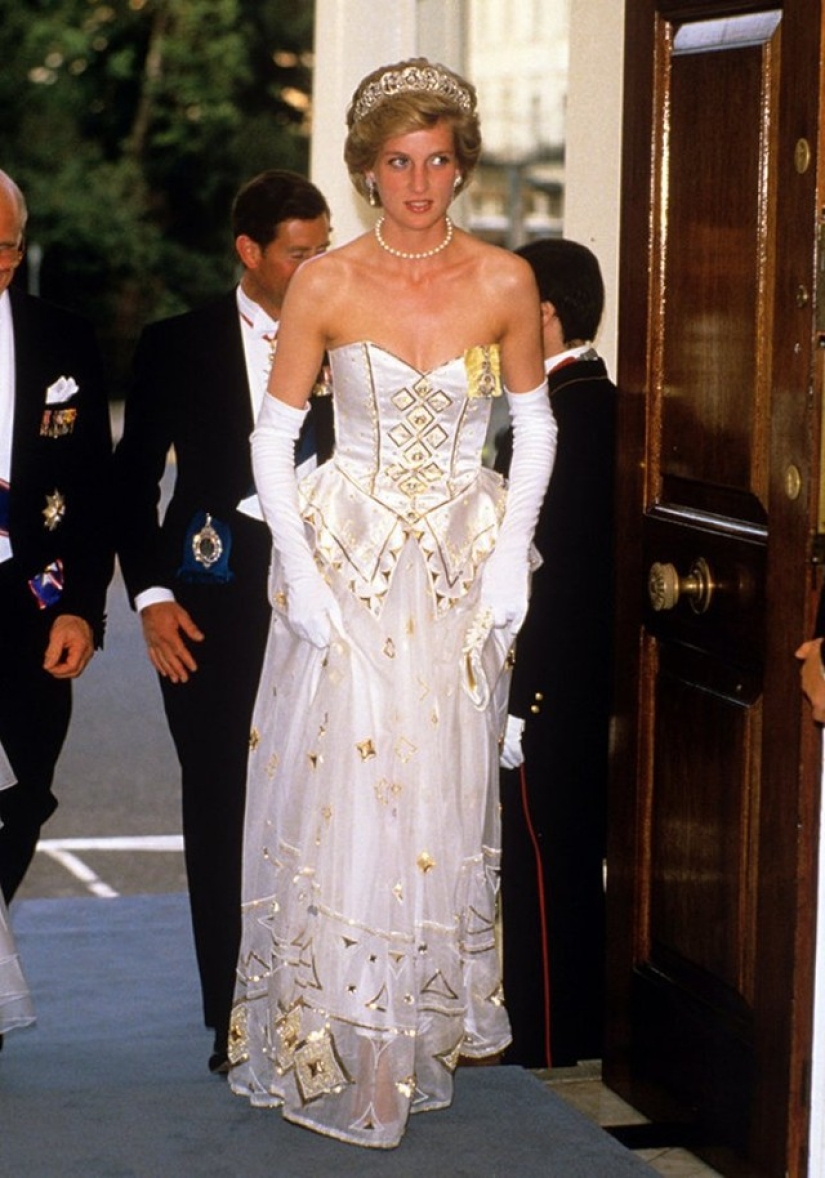 Chic y brillante: 15 vestidos más caros y lujosos del mundo Chic y brillante: 15 vestidos más caros y lujosos del mundo