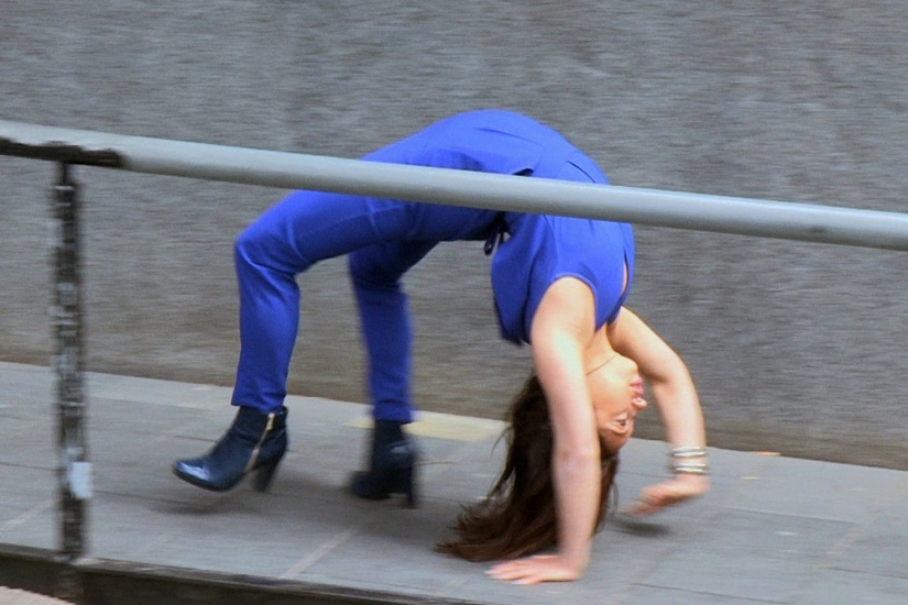Chica serpiente increíblemente flexible y sexy Leilani Franco