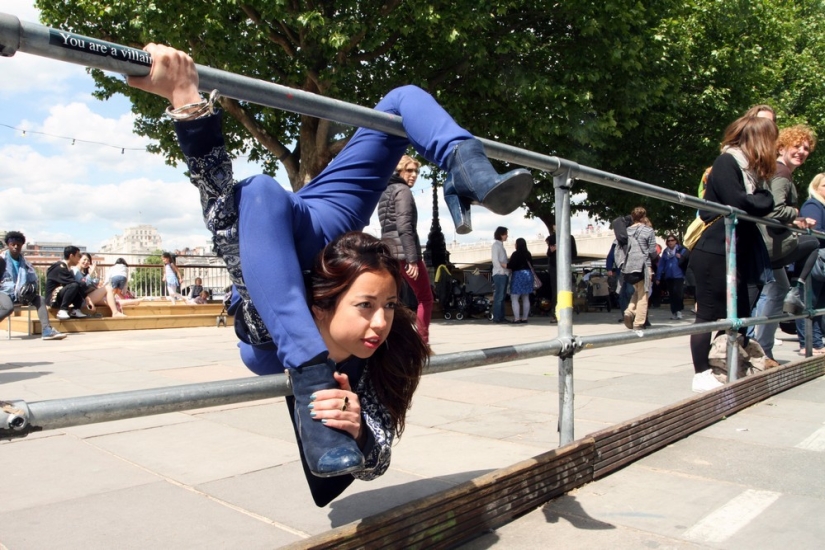 Chica serpiente increíblemente flexible y sexy Leilani Franco