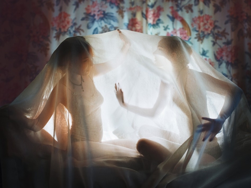 Chica y su amigo invisible Chica y su amigo invisible