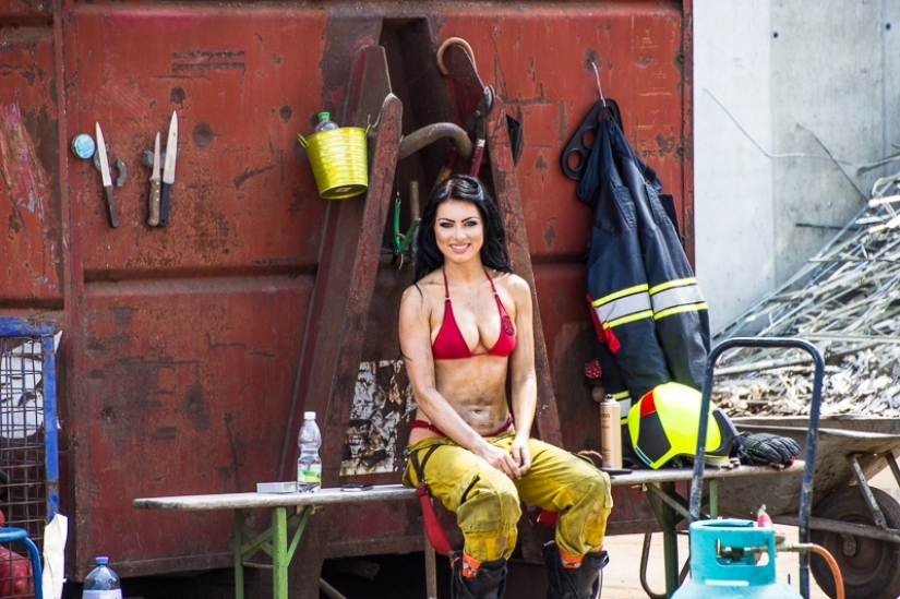 Chicas-fuego: cómo disparar a las chicas de fuego-calendario 2017 con bomberos sexys