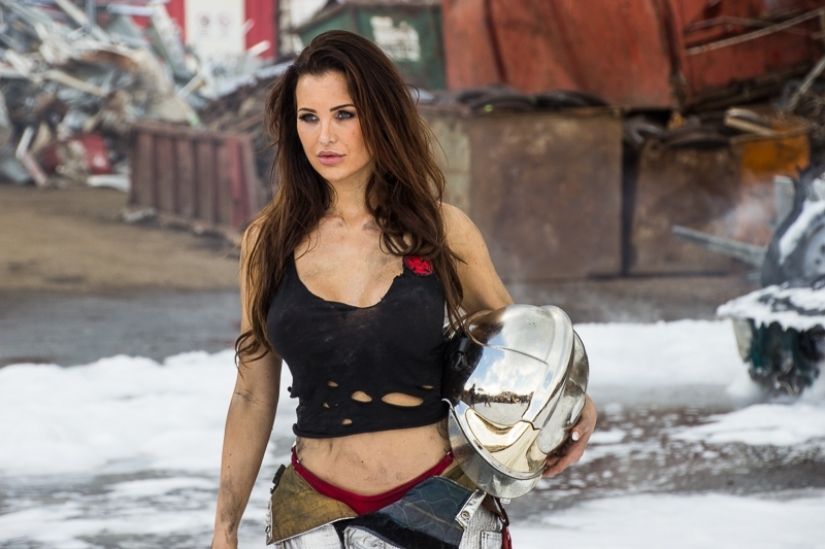 Chicas-fuego: cómo disparar a las chicas de fuego-calendario 2017 con bomberos sexys