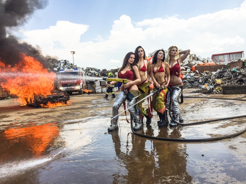 Chicas-fuego: cómo disparar a las chicas de fuego-calendario 2017 con bomberos sexys