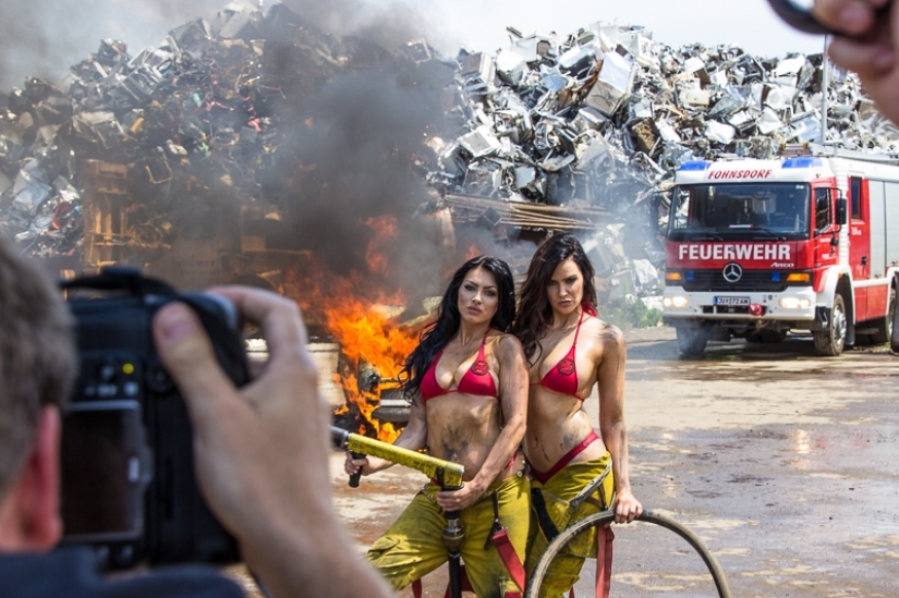 Chicas-fuego: cómo disparar a las chicas de fuego-calendario 2017 con bomberos sexys