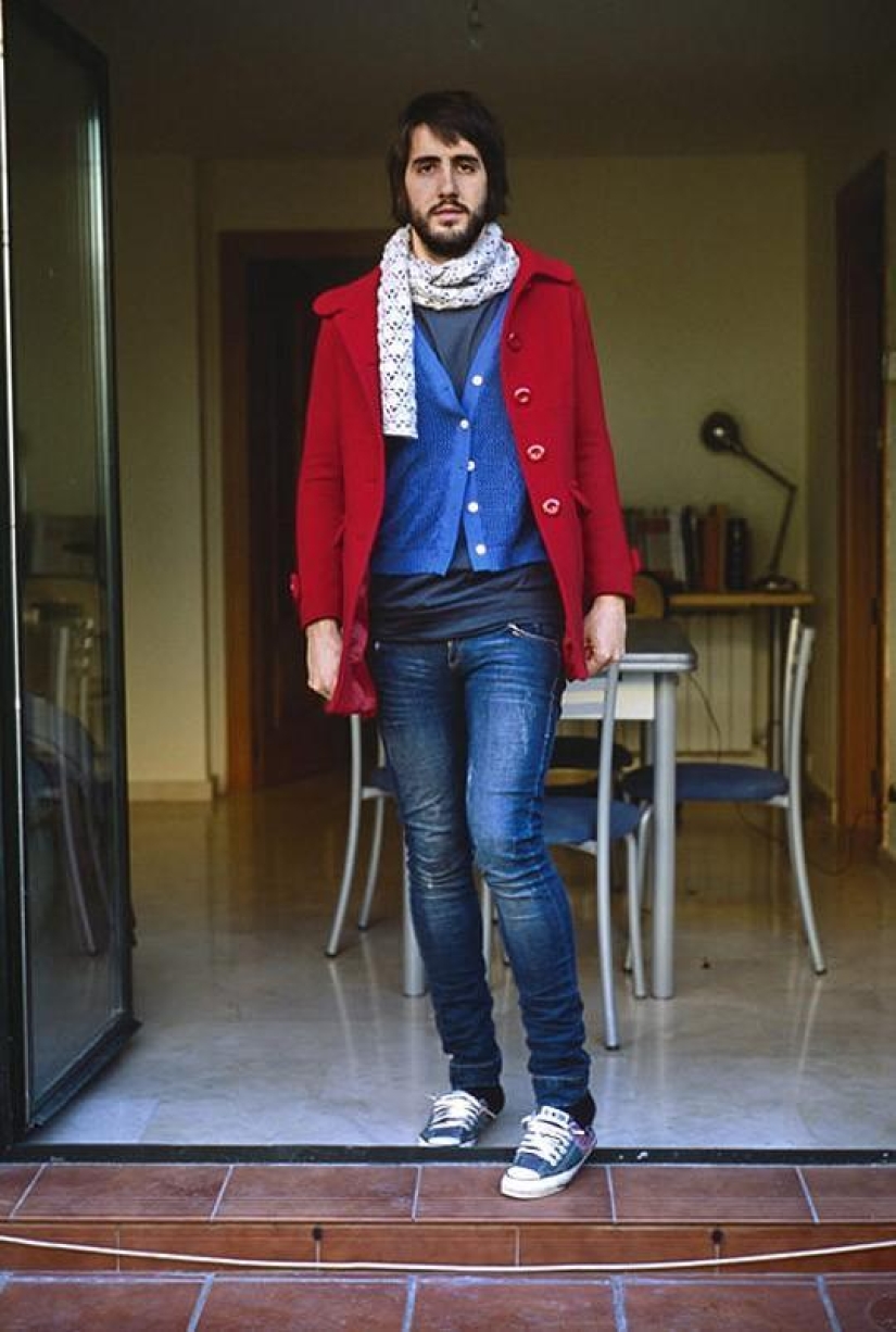 Chicos con la ropa de sus novias