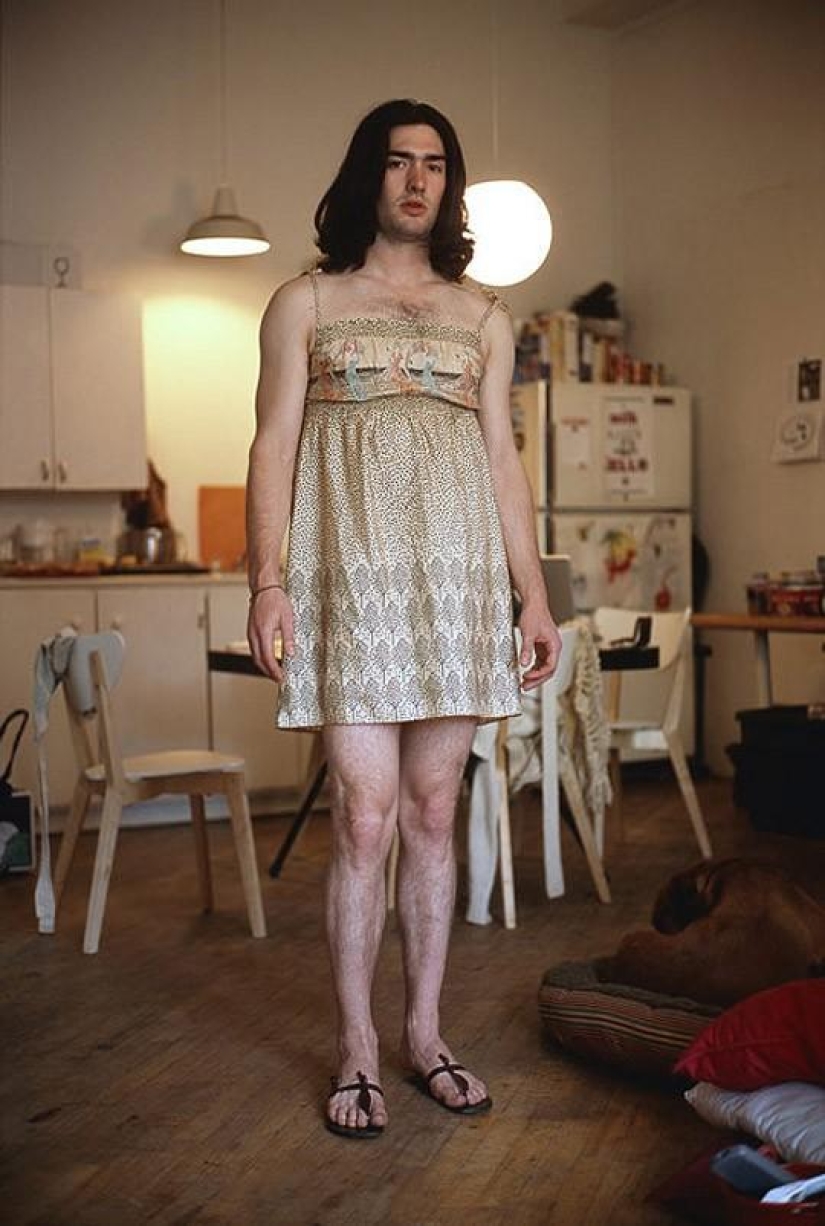 Chicos con la ropa de sus novias