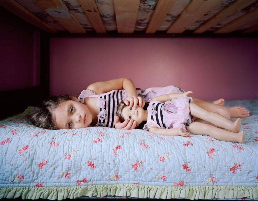 Children&#39;s fashion: girls and their dolls
