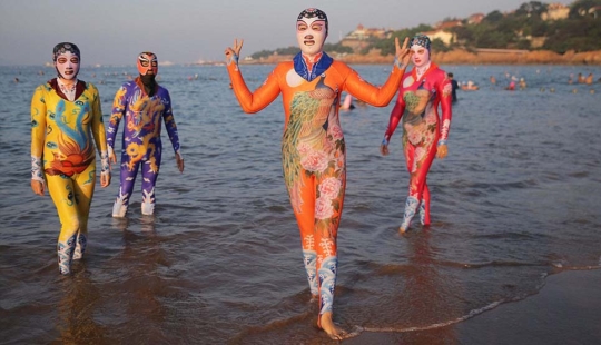 Chinese bathing suits "facekini" now come in the form of a panda, tiger and other animals