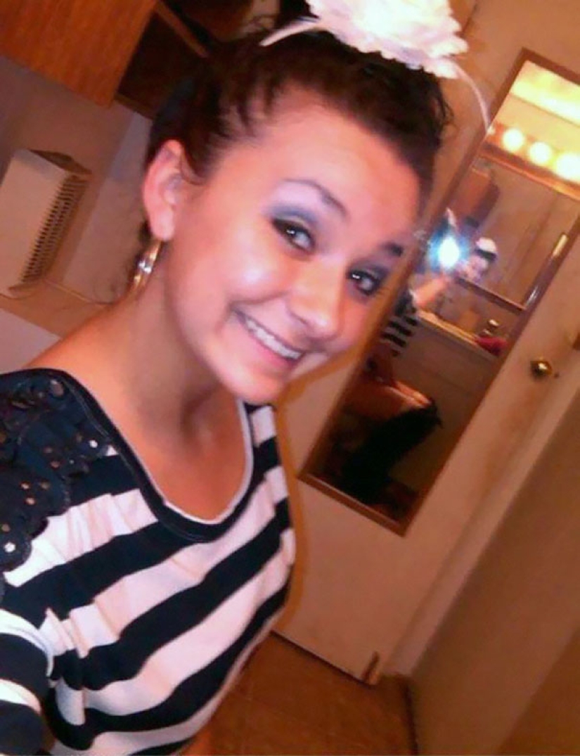 Citizens, check your selfies before posting them on the Internet! Citizens, check your selfies before posting them on the Internet!