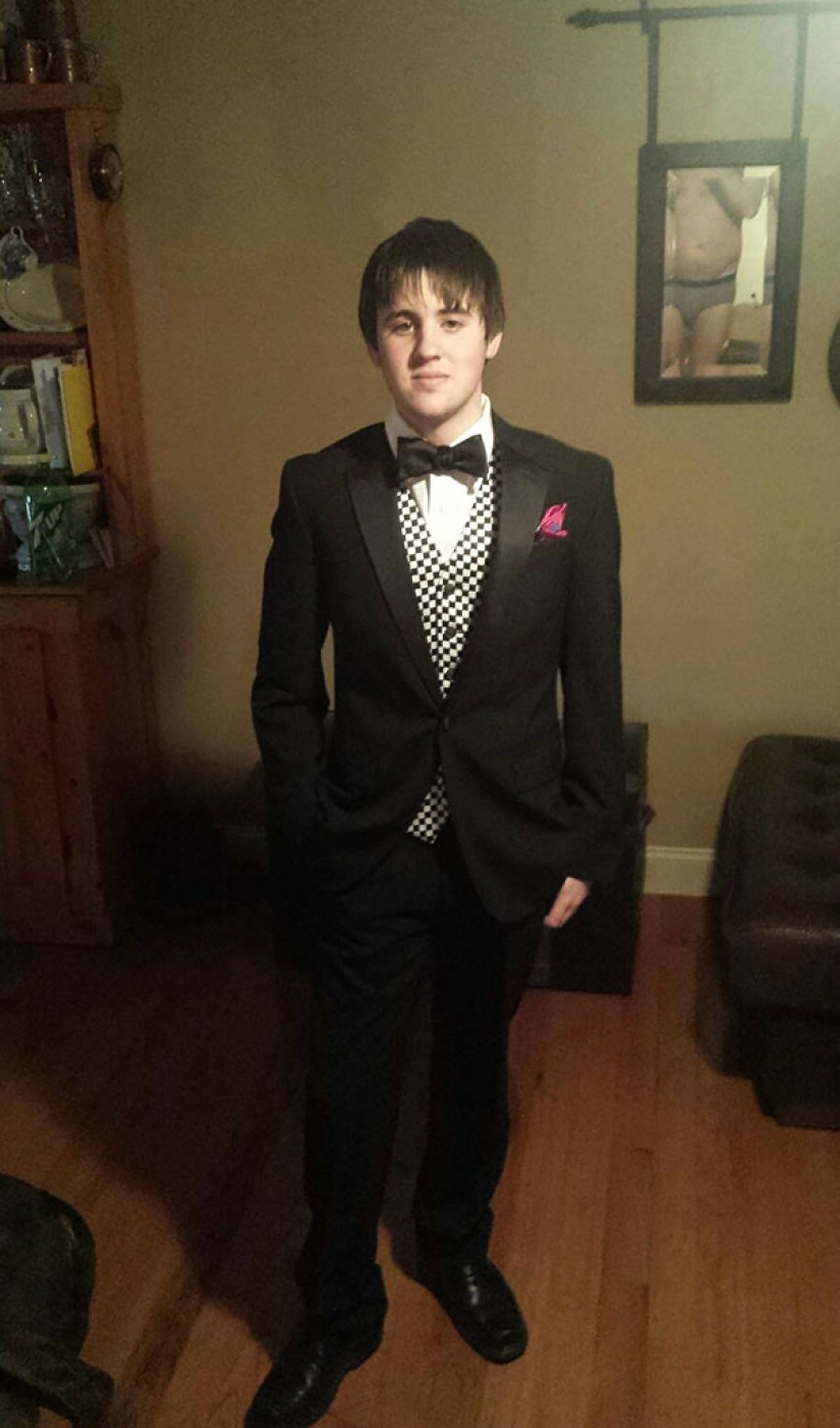 Citizens, check your selfies before posting them on the Internet! Citizens, check your selfies before posting them on the Internet!