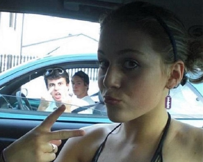 Ciudadanos, ¡revisen sus selfies antes de publicarlos en Internet! Ciudadanos, ¡revisen sus selfies antes de publicarlos en Internet!